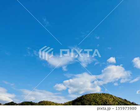 青空と山と白い雲 135973980