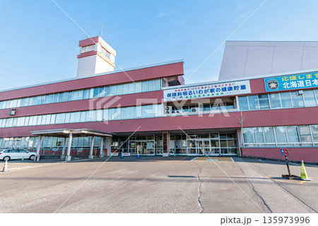 北海道網走市　晴天の網走市役所 135973996