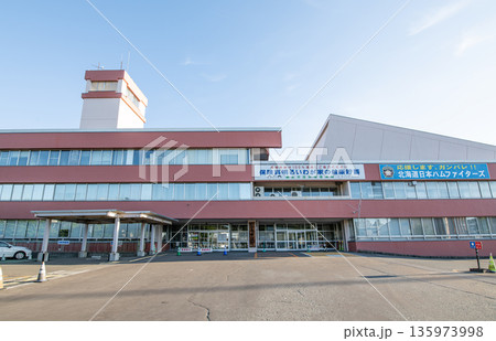 北海道網走市　晴天の網走市役所 135973998