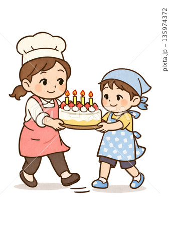 ロウソクをつけたケーキを一緒に運んでいる女性パティシエとエプロン姿の男の子 135974372