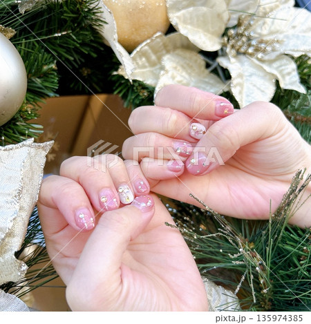 ピンク大人可愛いクリスマスネイル 135974385
