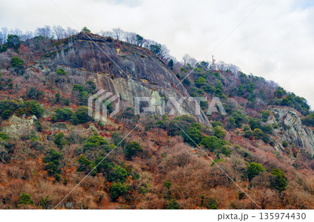 岩殿山城跡の岩壁 山梨県 大月市 岩殿山城跡の岩壁 山梨県 大月市 135974430