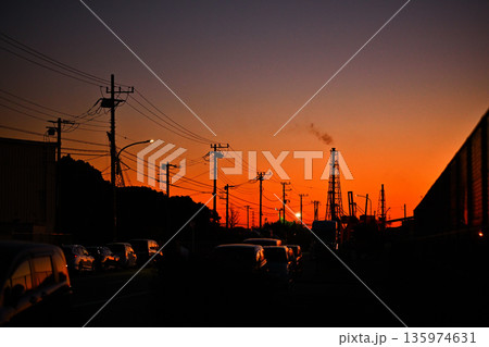 夕焼けに包まれた風景 135974631