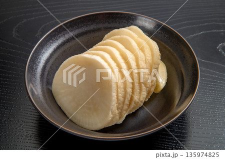 黒背景に無着色の沢庵 135974825