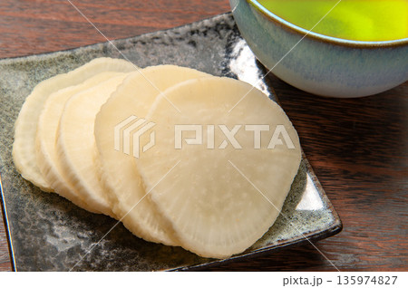 黒背景に無着色の沢庵 135974827