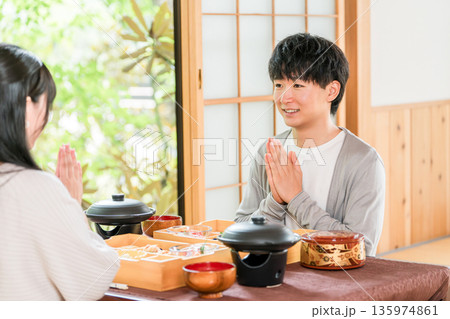 旅館で会席料理を楽しむ夫婦・カップル(部屋食・懐石料理・御膳・贅沢) 旅館で会席料理を楽しむ夫婦・カップル(部屋食・懐石料理・御膳・贅沢) 135974861