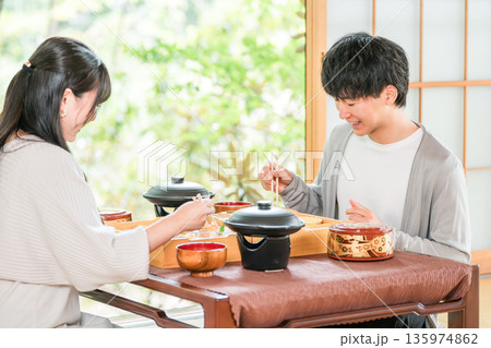 旅館で会席料理を楽しむ夫婦・カップル（部屋食・懐石料理・御膳・贅沢） 135974862