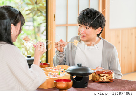 旅館で会席料理を楽しむ夫婦・カップル（部屋食・懐石料理・御膳・贅沢） 135974863