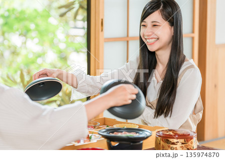 旅館で会席料理を楽しむ女性(部屋食・懐石料理・御膳・贅沢) 旅館で会席料理を楽しむ女性(部屋食・懐石料理・御膳・贅沢) 135974870