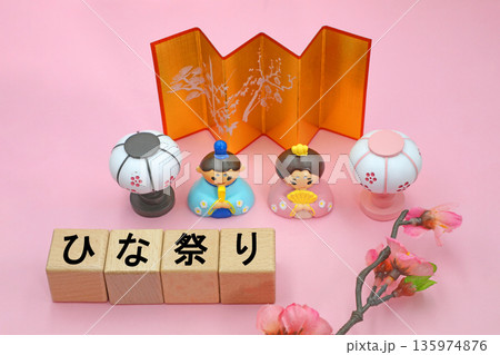 ひな祭りの雛人形 135974876