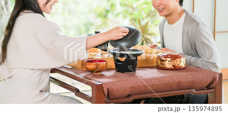 旅館で会席料理を楽しむ夫婦・カップル（部屋食・懐石料理・御膳・贅沢） 135974895