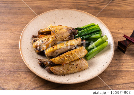 手羽中のガーリックソルト焼き 手羽中のガーリックソルト焼き 135974908