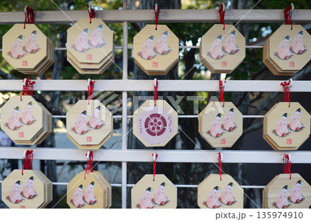 三重県伊勢市猿田彦神社境内の八角絵馬 135974910