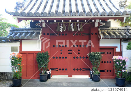 三重県伊勢市猿田彦神社朱の門-2 135974914