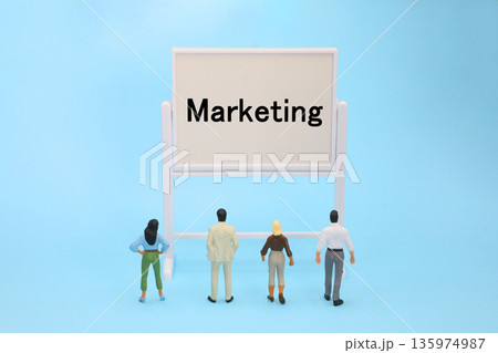 マーケティングと書かれた文字素材 マーケティングと書かれた文字素材 135974987