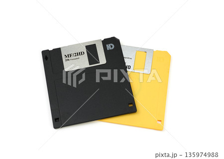 黄色と黒色のフロッピーディスク 135974988