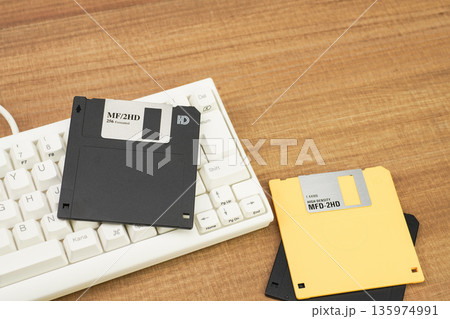 キーボードの上のフロッピーディスク キーボードの上のフロッピーディスク 135974991