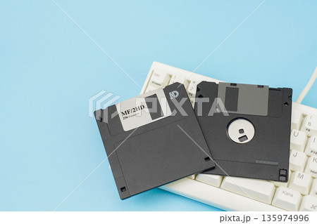 キーボードの上のフロッピーディスク 135974996