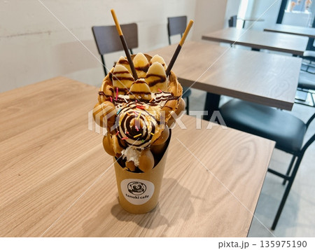 おしゃれなカフェのエッグワッフル おしゃれなカフェのエッグワッフル 135975190