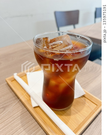 おしゃれなカフェのアイスコーヒー おしゃれなカフェのアイスコーヒー 135975191