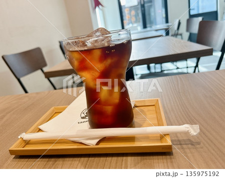 おしゃれなカフェのアイスコーヒー 135975192