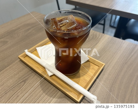 おしゃれなカフェのアイスコーヒー おしゃれなカフェのアイスコーヒー 135975193