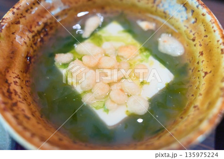 豆腐と若布の吸物 料理提供用和食素材 135975224