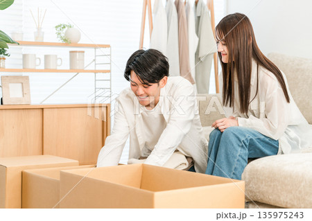 家で引越しの荷造り,処分,断捨離をする夫婦,カップル 家で引越しの荷造り,処分,断捨離をする夫婦,カップル 135975243
