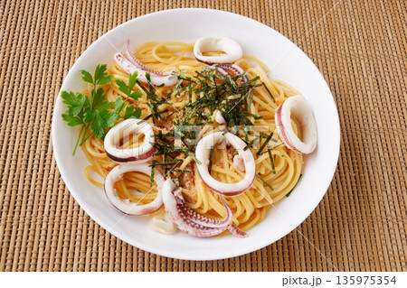 イカと明太子パスタ イカと明太子パスタ 135975354