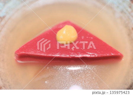 おでん鍋の三角こんにゃく 出汁染み煮物素材 おでん鍋の三角こんにゃく 出汁染み煮物素材 135975423