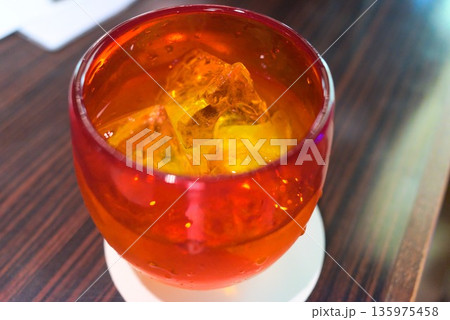 氷入り梅酒 グラス提供用和酒ドリンク素材 135975458