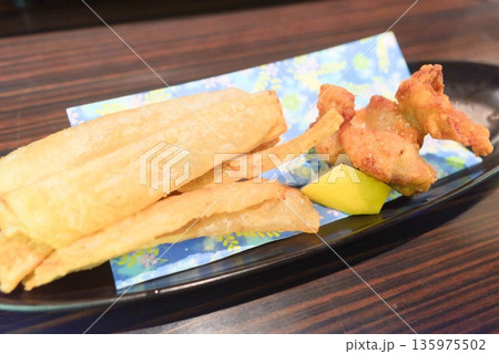 唐揚げとごぼう天 盛合せ揚げ物和食素材 135975502