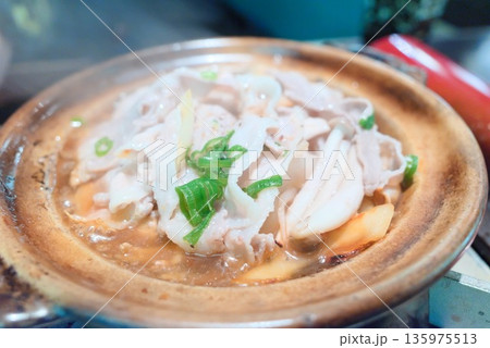 土鍋仕立ての豚汁 具だくさん味噌鍋料理素材 135975513