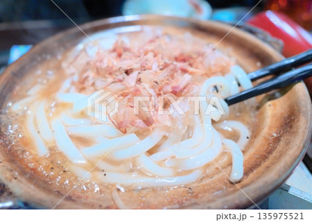 土鍋仕立ての鍋焼きうどん かつお節のせ和食麺料理素材 土鍋仕立ての鍋焼きうどん かつお節のせ和食麺料理素材 135975521
