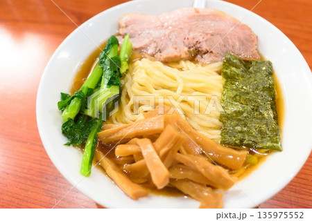 醤油ラーメン チャーシューと海苔の和風麺料理素材 135975552