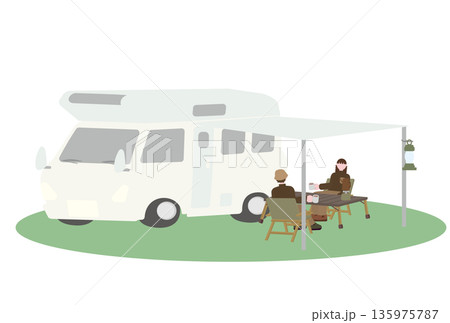 キャンピングカーのサイドオーニングの下で寛ぐ男女のイラスト 135975787