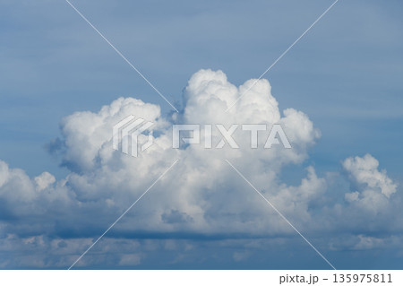 Beautiful view of the natural landscape, featuring a blue sky and white clouds. 135975811