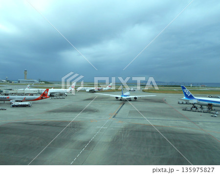 沖縄那覇空港　待機中の飛行機 135975827