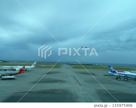 沖縄那覇空港 離陸した飛行機 沖縄那覇空港 離陸した飛行機 135975906