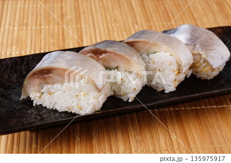しめ鯖の棒寿司 135975917