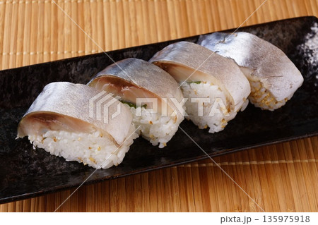 しめ鯖の棒寿司 しめ鯖の棒寿司 135975918