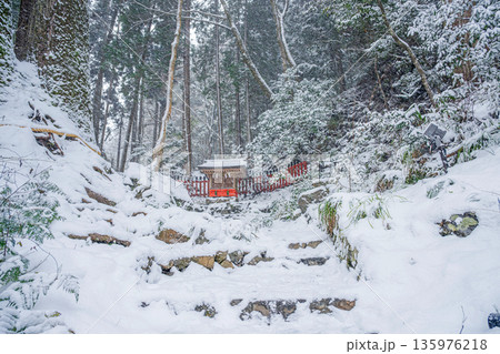 京都貴船神社 雪の中の私市社と林田社 135976218