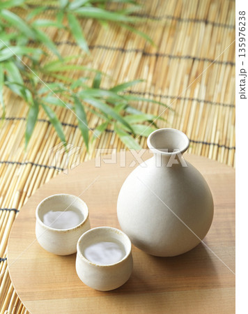 日本酒イメージ 徳利とお猪口のセット 日本酒イメージ 徳利とお猪口のセット 135976238