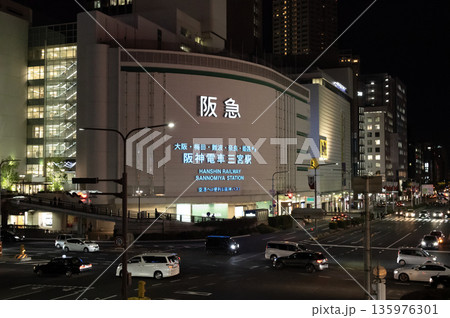 阪神電車三宮駅前の冬の夕方の夜景 135976301
