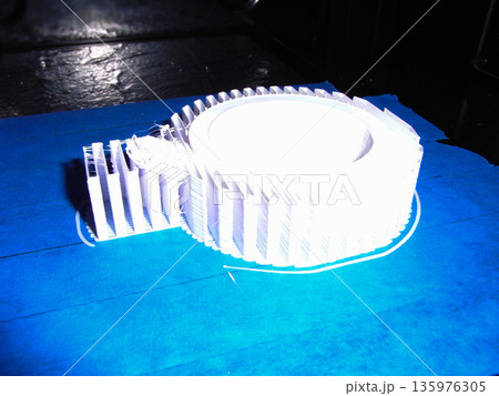 造形調整中の3Dプリンター 造形調整中の3Dプリンター 135976305