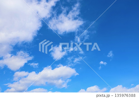 青空と白い雲 青空と白い雲 135976388