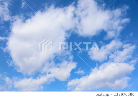 青空と白い雲 135976390