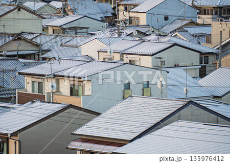 薄雪の京都の夜明け 135976412
