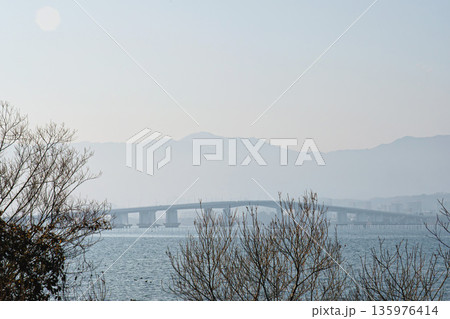 黄砂で霞む琵琶湖大橋 黄砂で霞む琵琶湖大橋 135976414