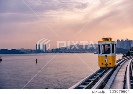 釜山　カプセル列車　チョンサ浦　夕焼け 135976604